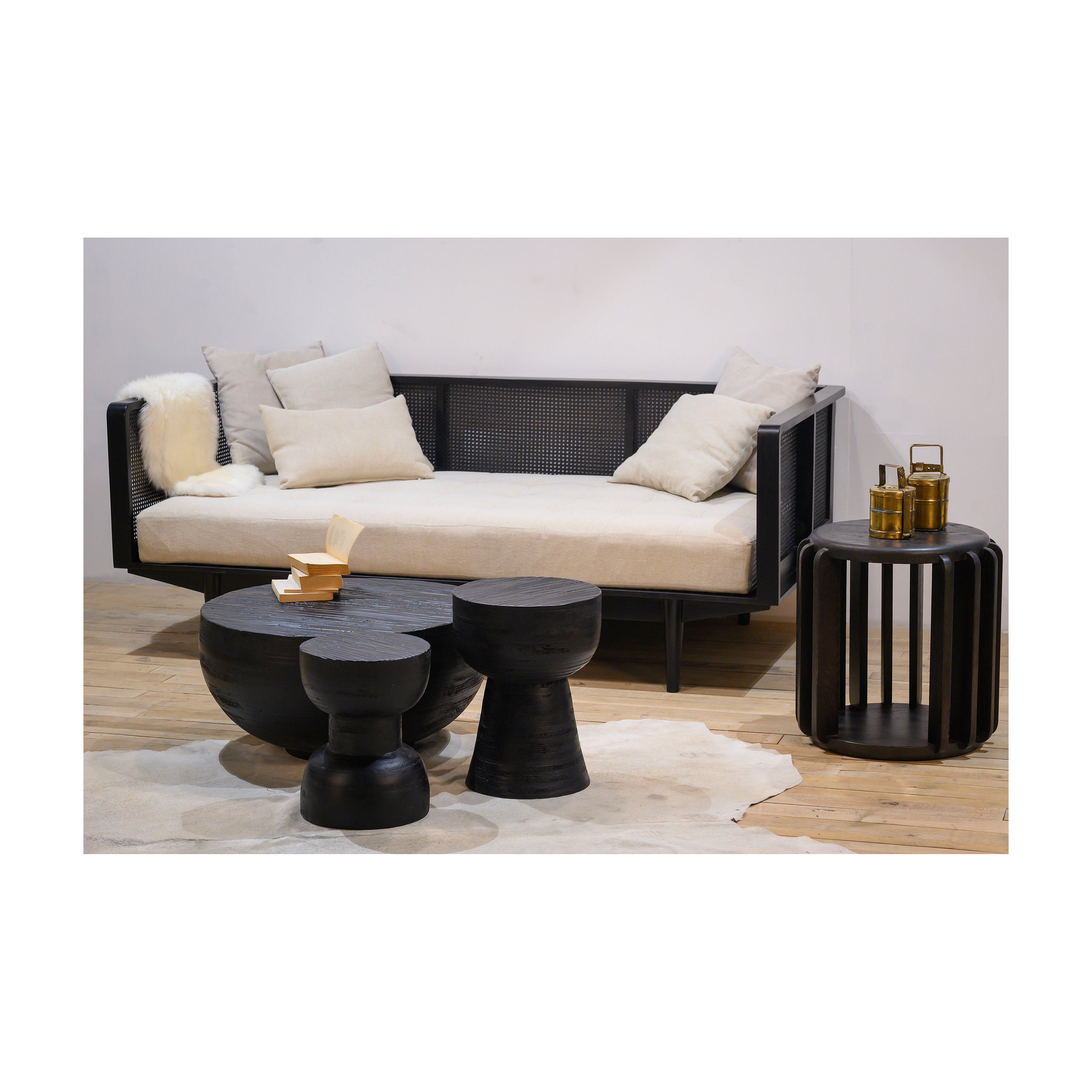 Table basse contemporaine en bois massif avec plateau rond texturé taillé à la main pour le salon