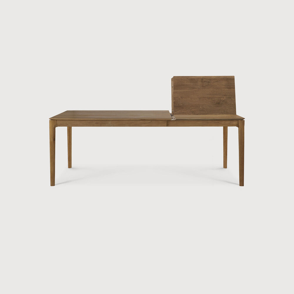 Table à manger extensible contemporaine en chêne massif avec plateau rectangulaire et piètement ajouré pour salle à manger