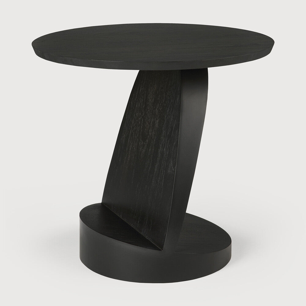 Table d'appoint sculpturale en teck massif avec plateau rond et piètement dynamique à espace négatif pour salon