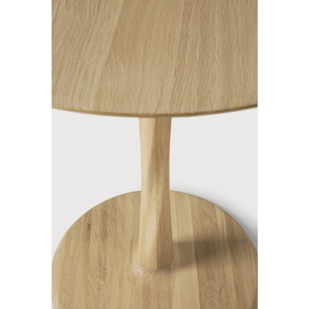 Table à manger sculpturale en chêne avec plateau rond et pied torsadé pour salle à manger