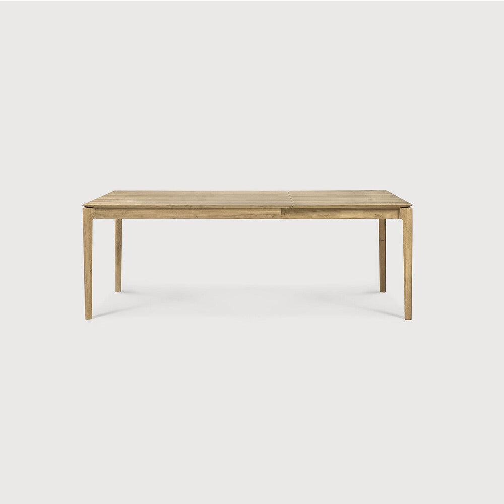 Table à manger extensible contemporaine en chêne massif avec plateau rectangulaire et piètement ajouré pour salle à manger