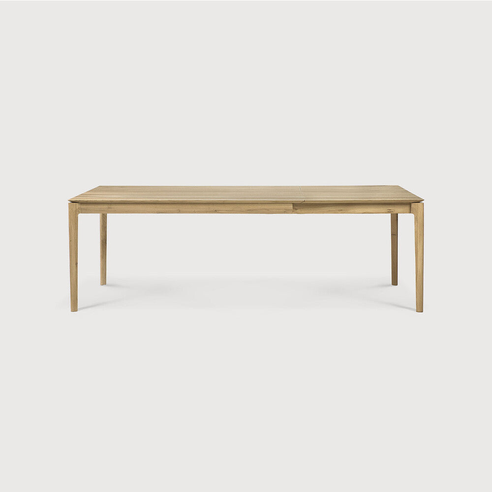 Table à manger extensible contemporaine en chêne massif avec plateau rectangulaire et piètement ajouré pour salle à manger