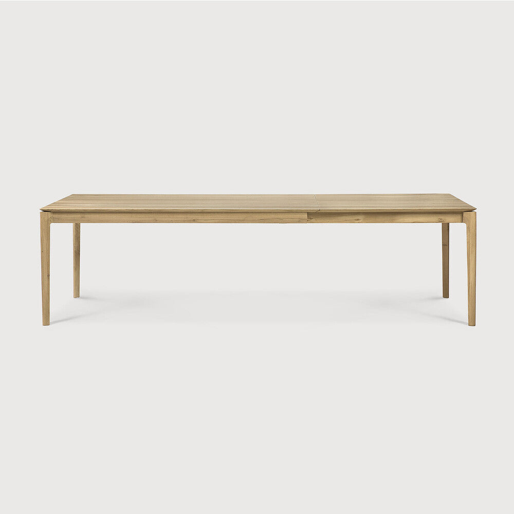Table à manger extensible contemporaine en chêne massif avec plateau rectangulaire et piètement ajouré pour salle à manger
