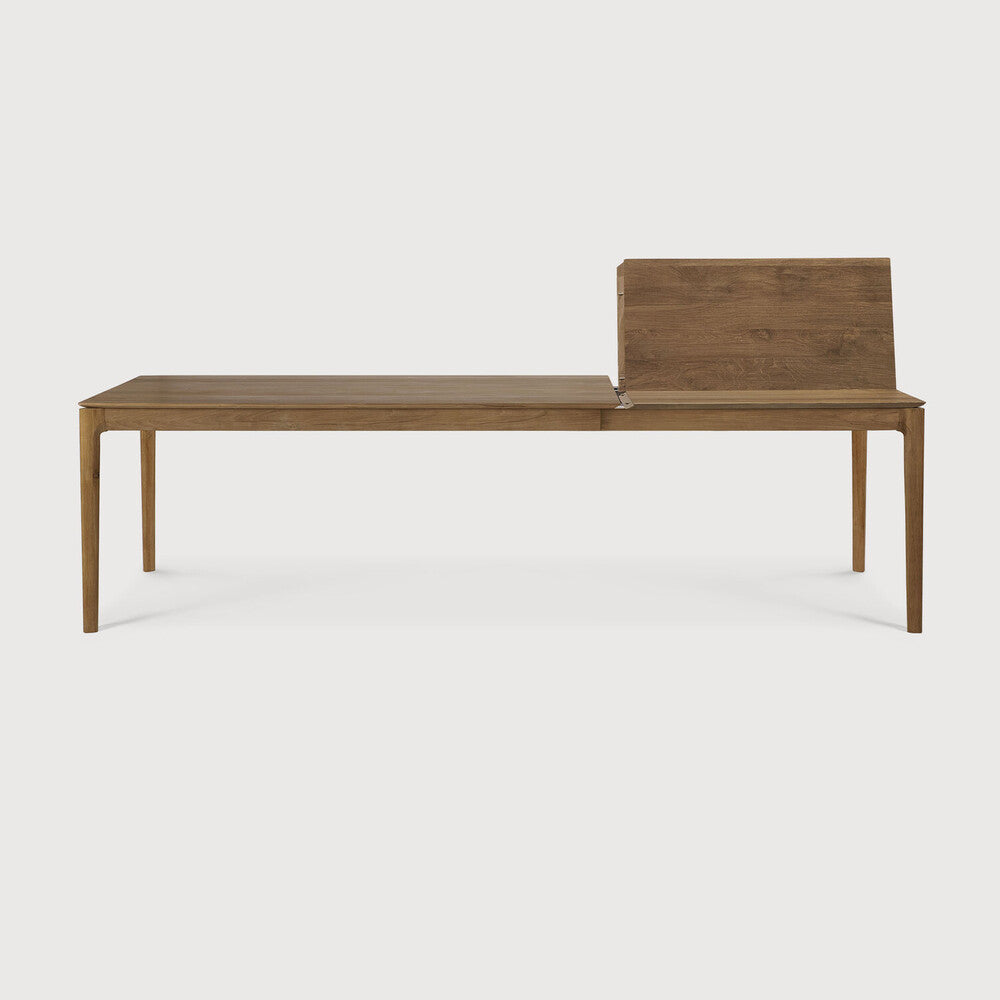 Table à manger extensible contemporaine en chêne massif avec plateau rectangulaire et piètement ajouré pour salle à manger