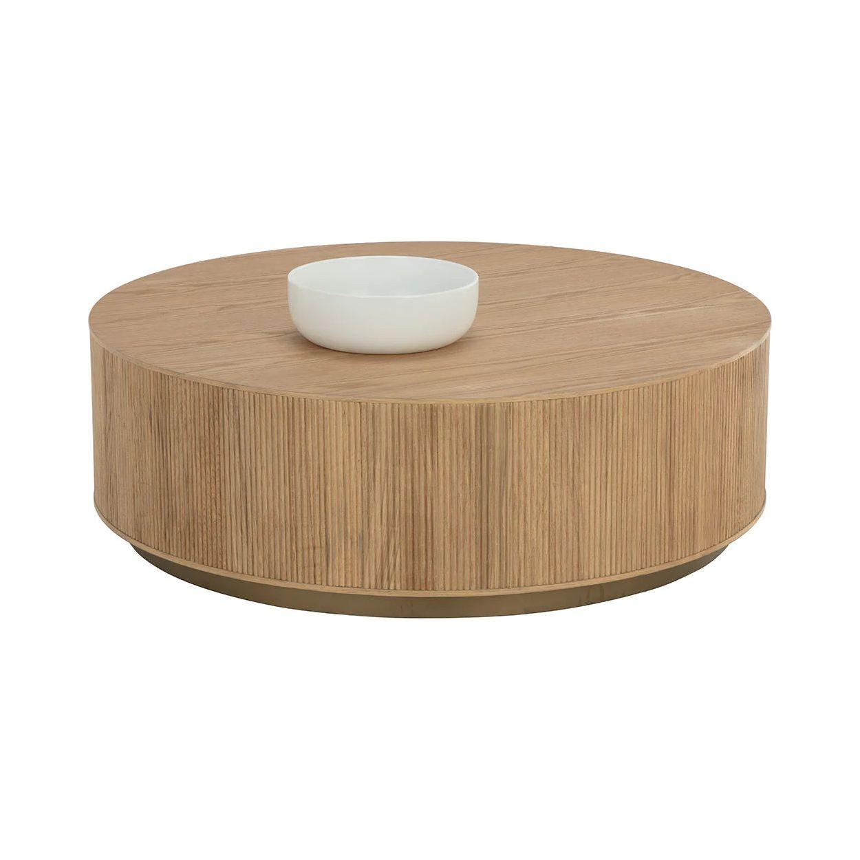 Table basse rustique en placage de chêne avec cannelures verticales et piétement en acier doré pour salon