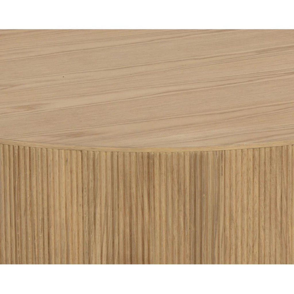 Table basse rustique en placage de chêne avec cannelures verticales et piétement en acier doré pour salon