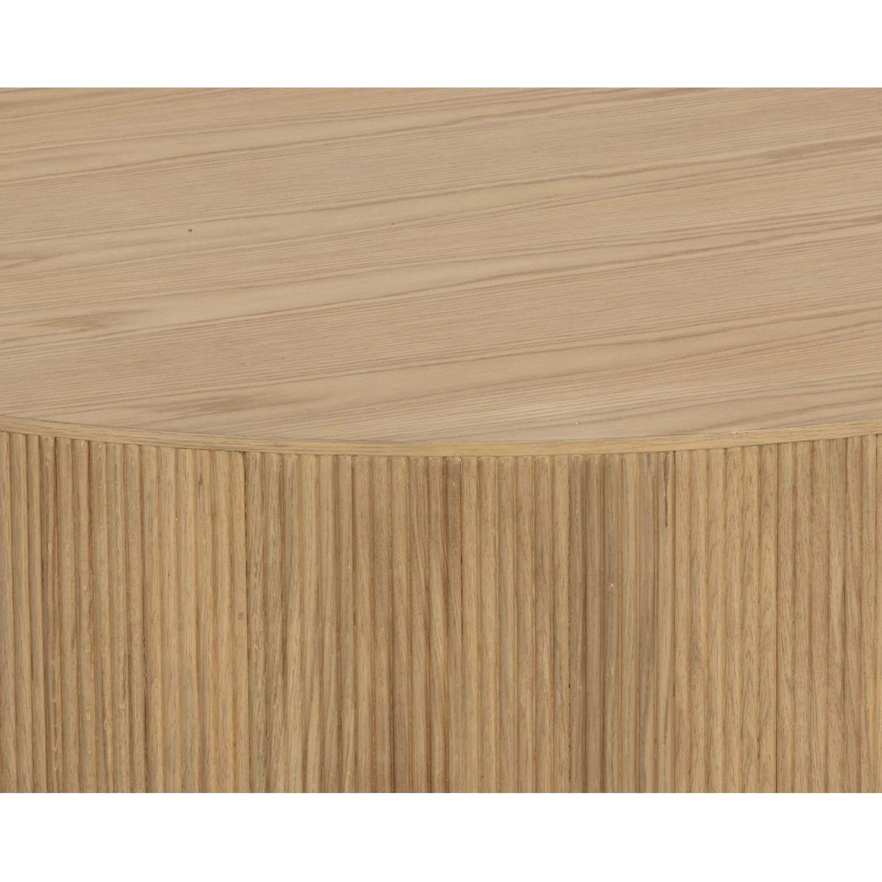 Table basse rustique en placage de chêne avec cannelures verticales et piétement en acier doré pour salon