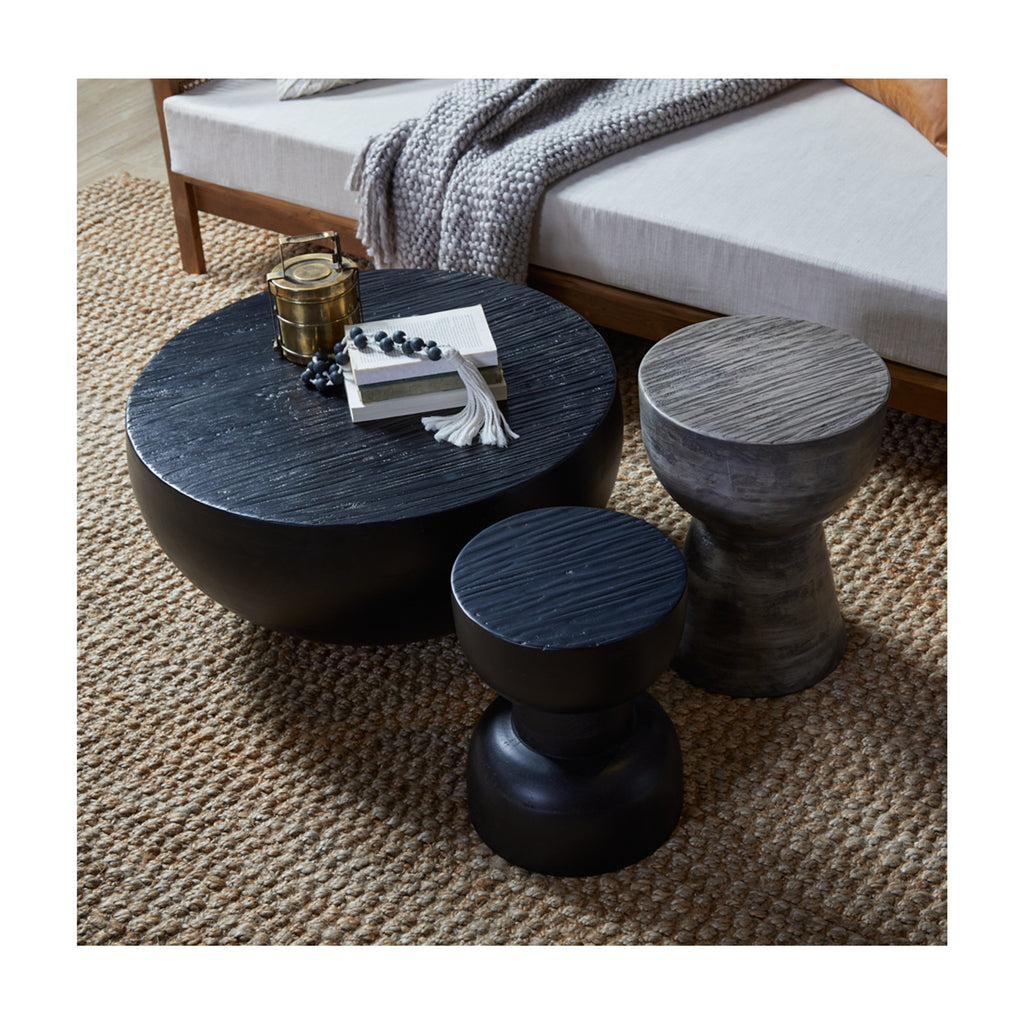Table basse contemporaine en bois massif avec plateau rond texturé taillé à la main pour le salon