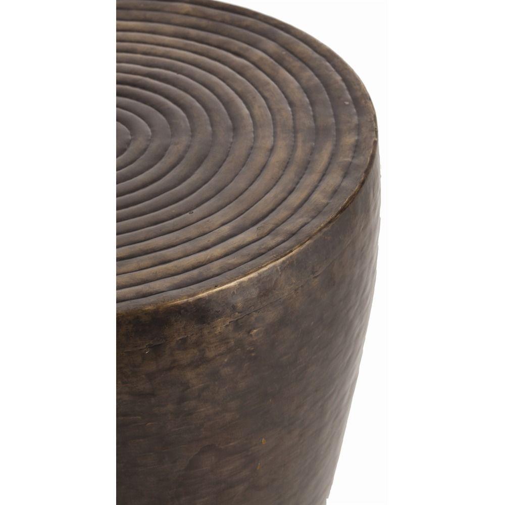 Table d'appoint industrielle en fer avec plateau rond et détails repoussés en bronze antique pour le salon