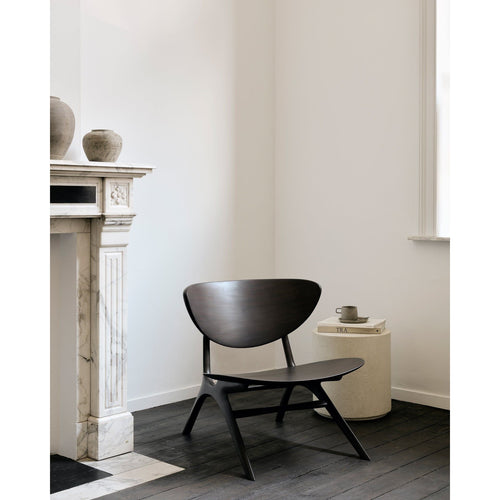 Table d'appoint en microciment artisanal avec plateau rond texturé de couleur terre pour le salon
