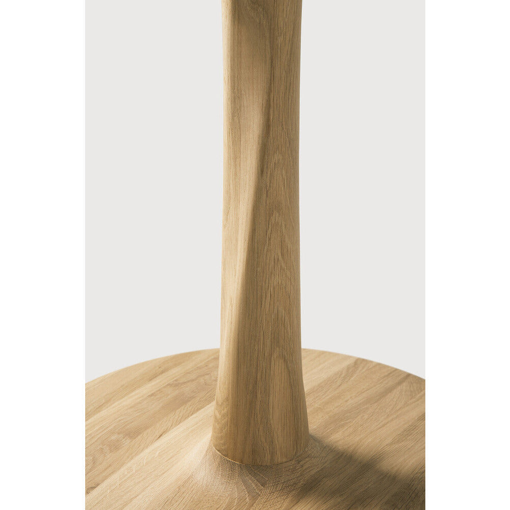 Table à manger sculpturale en chêne avec plateau rond et pied torsadé pour salle à manger