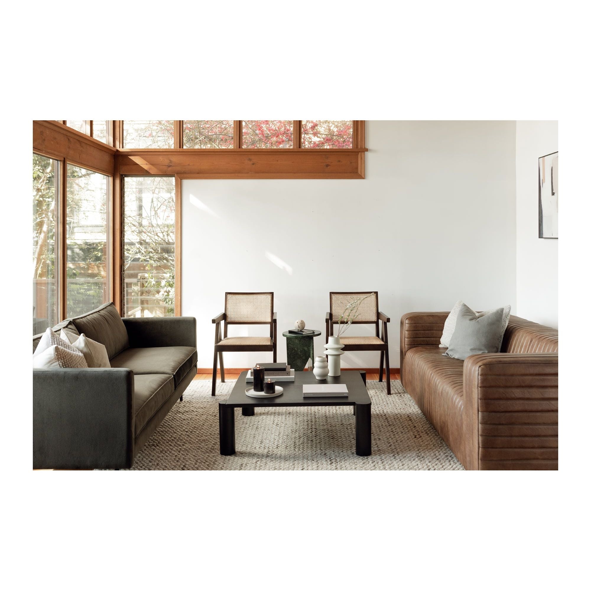 Table d'appoint contemporaine en marbre massif avec plateau rond et base sculpturale audacieuse pour le salon