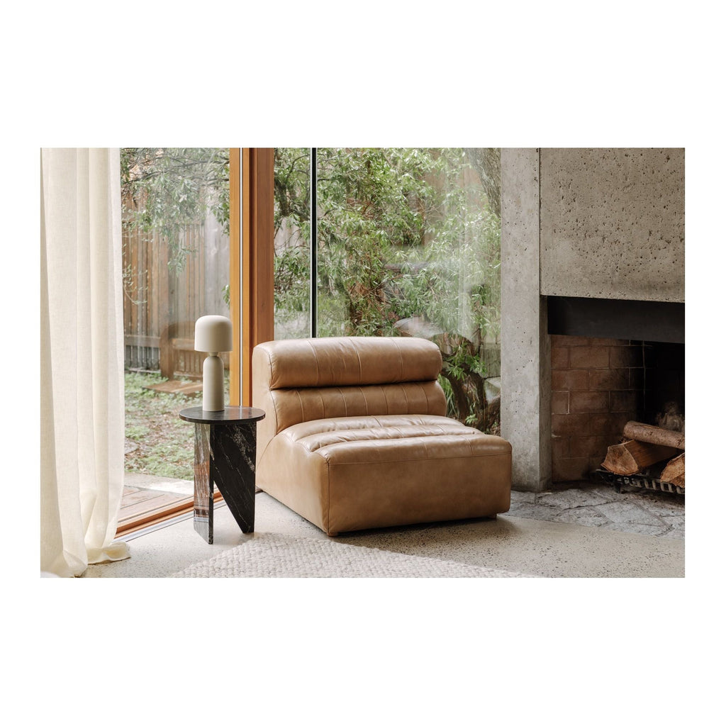 Table d'appoint contemporaine en marbre massif avec plateau rond et base sculpturale audacieuse pour le salon