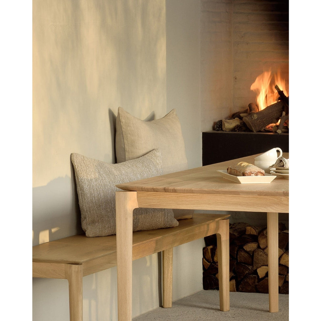 Table de salle à manger Airy en chêne massif avec plateau rectangulaire et cadre ouvert léger pour salle à manger