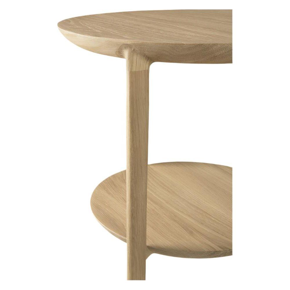 Table d'appoint contemporaine en bois de chêne avec plateau rond et étagère de présentation pour salon