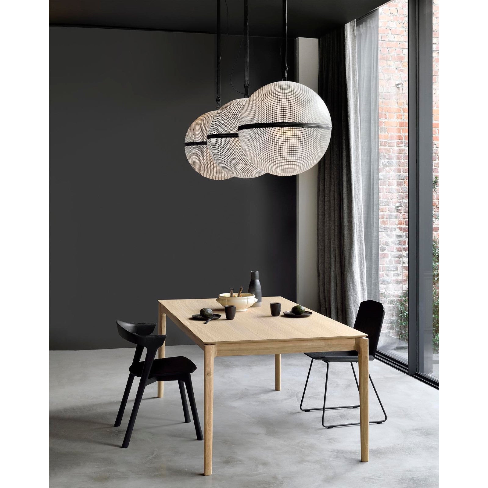 Table à manger extensible contemporaine en chêne massif avec plateau rectangulaire et piètement ajouré pour salle à manger