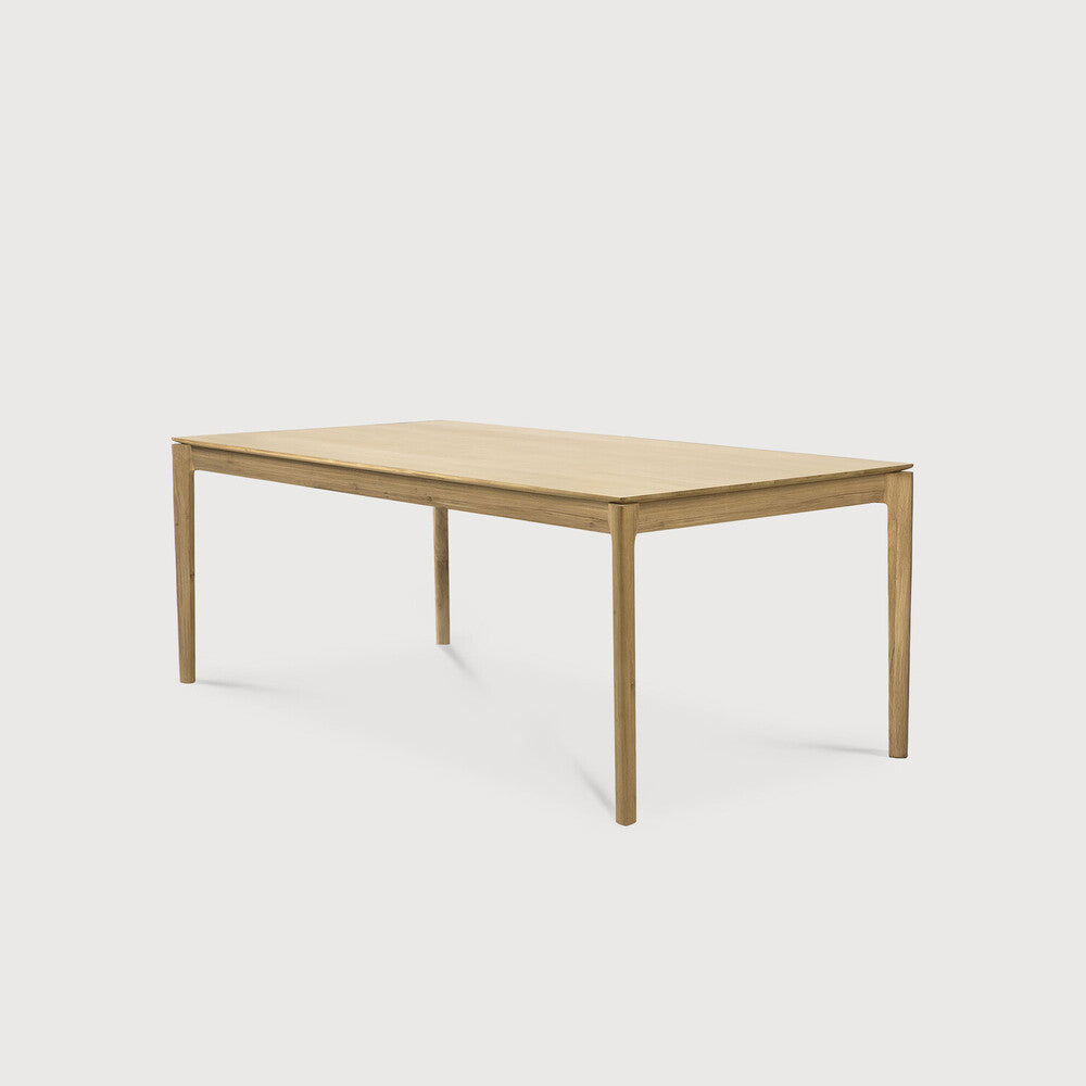 Table à manger extensible contemporaine en chêne massif avec plateau rectangulaire et piètement ajouré pour salle à manger