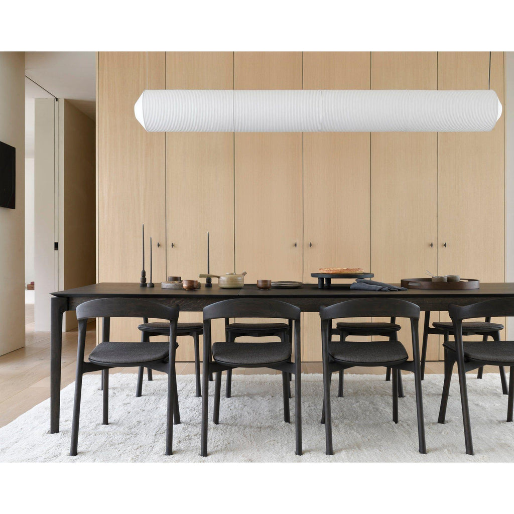 Table à manger extensible contemporaine en chêne massif avec plateau rectangulaire et piètement ajouré pour salle à manger