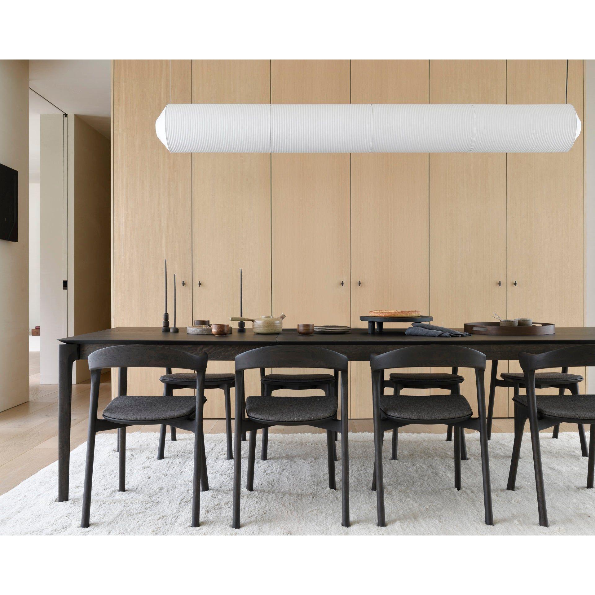 Table à manger extensible contemporaine en chêne massif avec plateau rectangulaire et piètement ajouré pour salle à manger