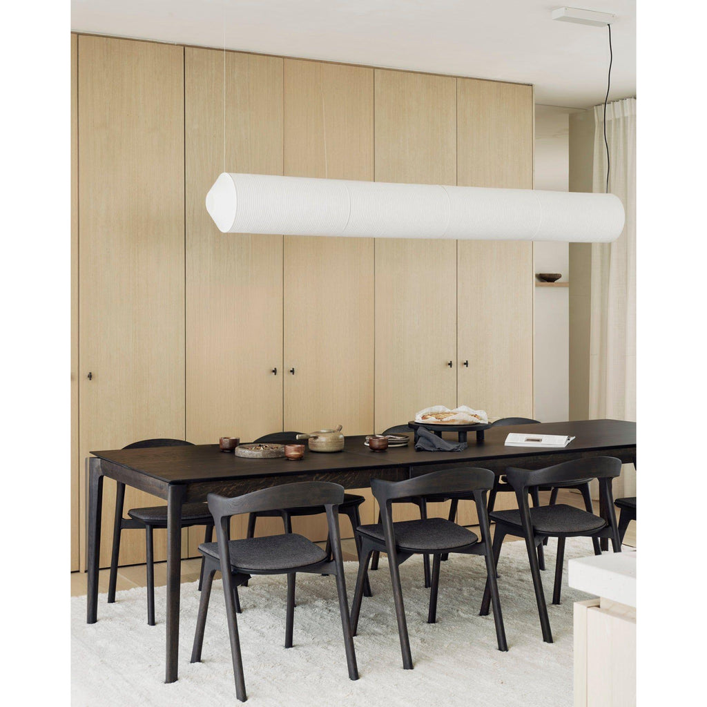 Table à manger extensible contemporaine en chêne massif avec plateau rectangulaire et piètement ajouré pour salle à manger