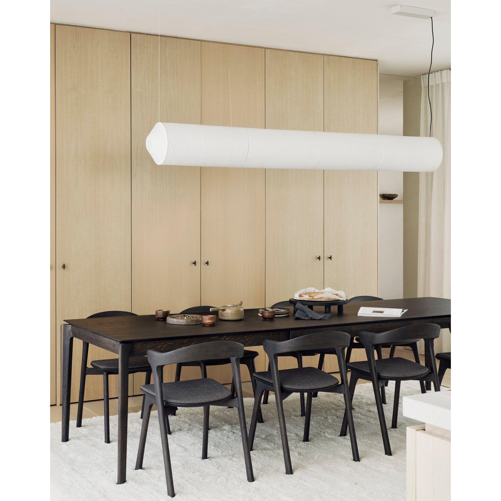 Table à manger extensible contemporaine en chêne massif avec plateau rectangulaire et piètement ajouré pour salle à manger