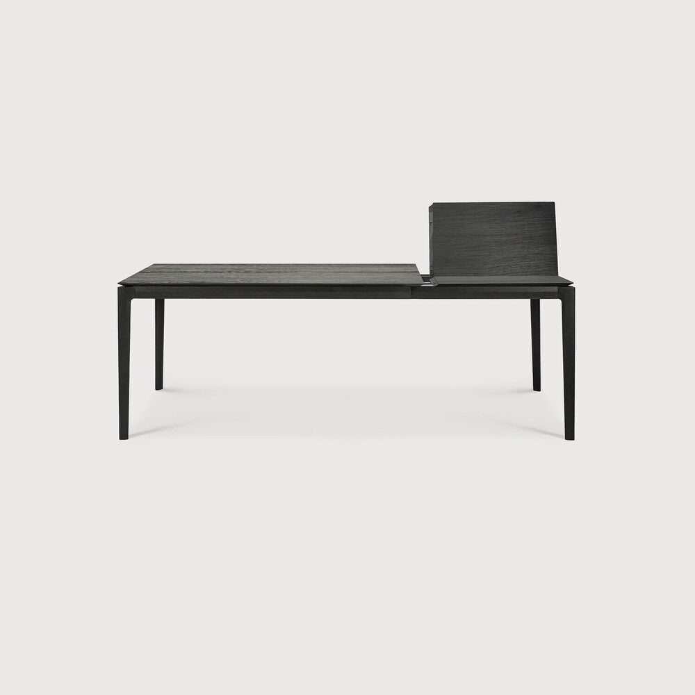 Table à manger extensible contemporaine en chêne massif avec plateau rectangulaire et piètement ajouré pour salle à manger