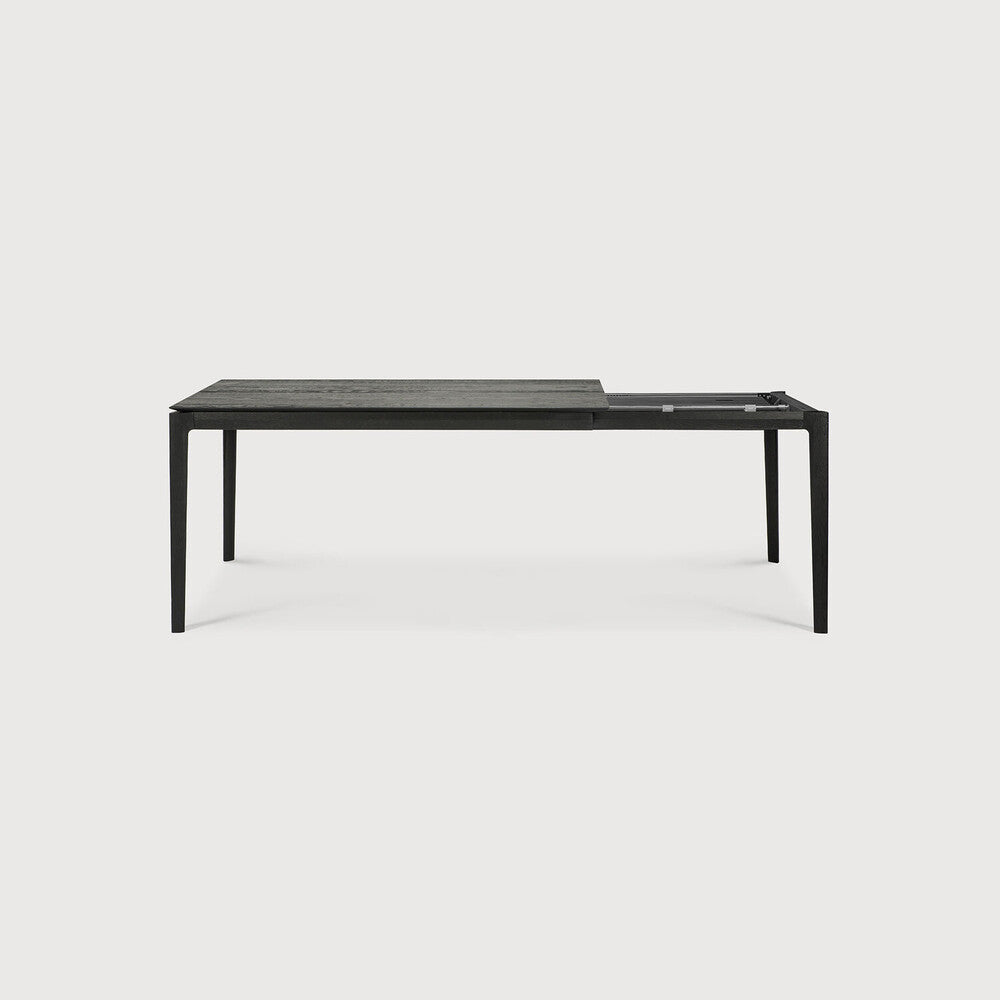 Table à manger extensible contemporaine en chêne massif avec plateau rectangulaire et piètement ajouré pour salle à manger