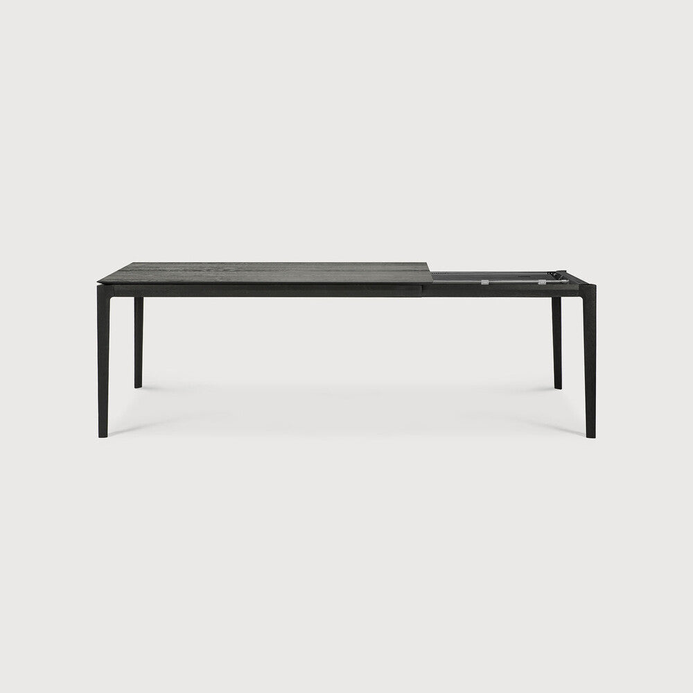 Table à manger extensible contemporaine en chêne massif avec plateau rectangulaire et piètement ajouré pour salle à manger
