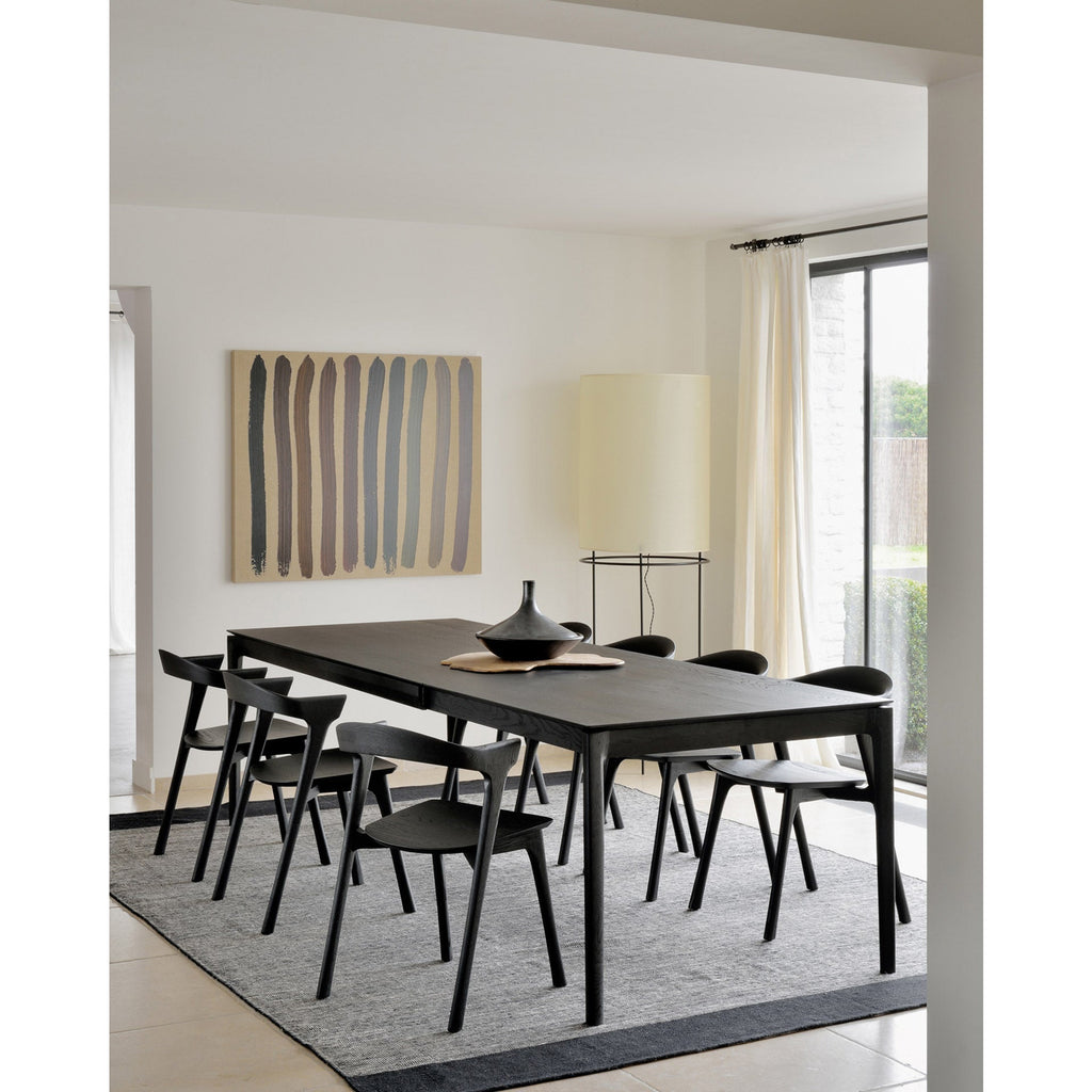 Table à manger extensible contemporaine en chêne massif avec plateau rectangulaire et piètement ajouré pour salle à manger