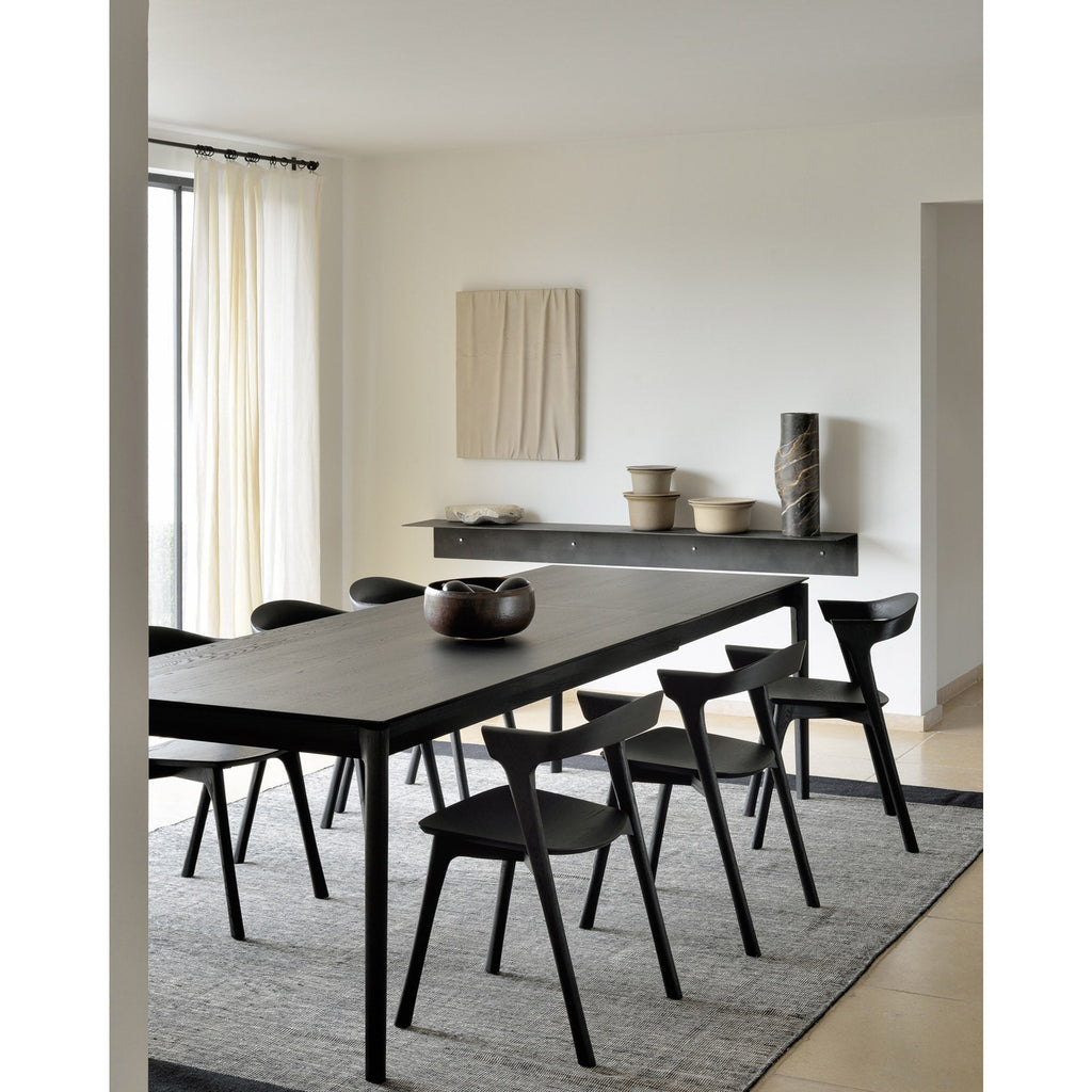 Table à manger extensible contemporaine en chêne massif avec plateau rectangulaire et piètement ajouré pour salle à manger