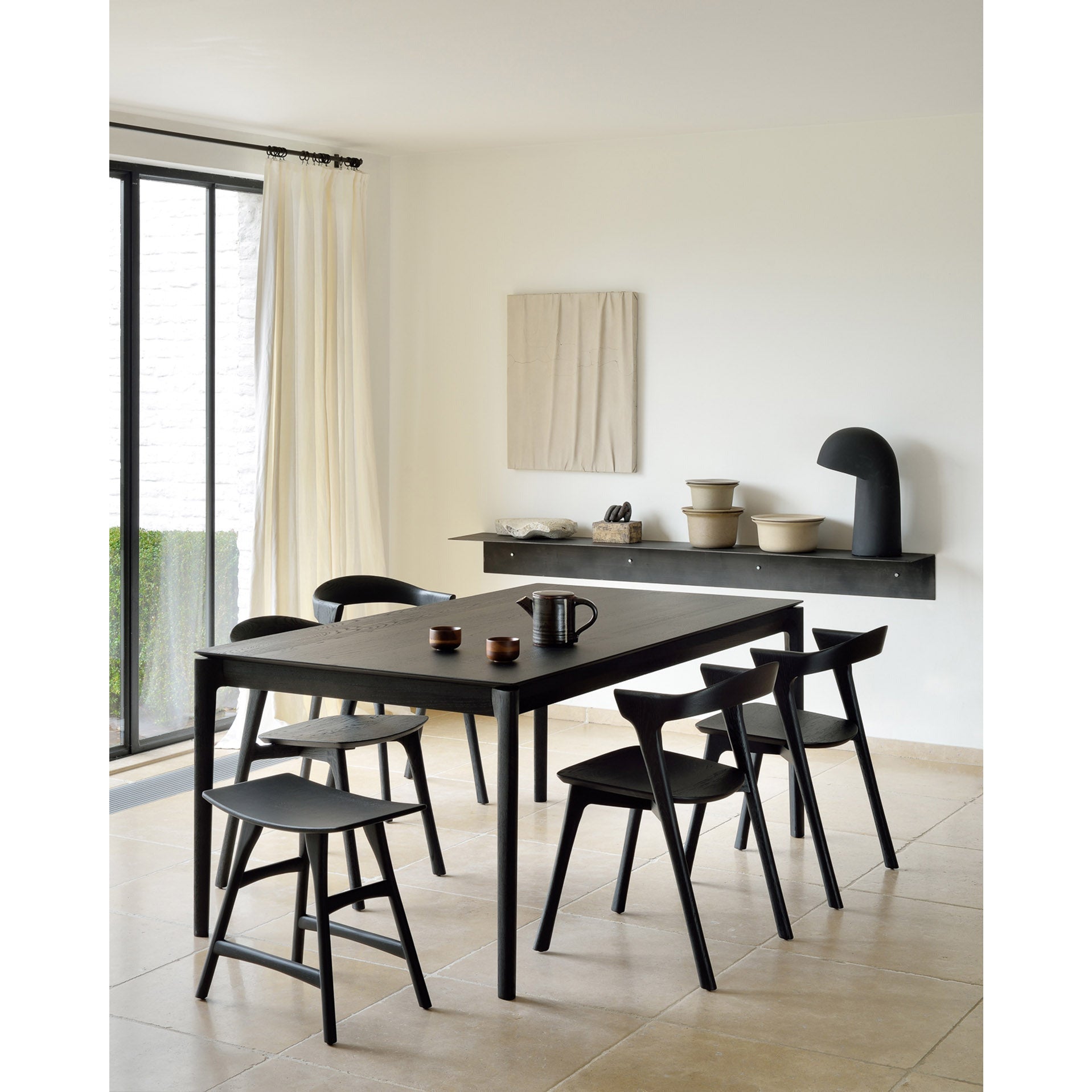 Table à manger extensible contemporaine en chêne massif avec plateau rectangulaire et piètement ajouré pour salle à manger