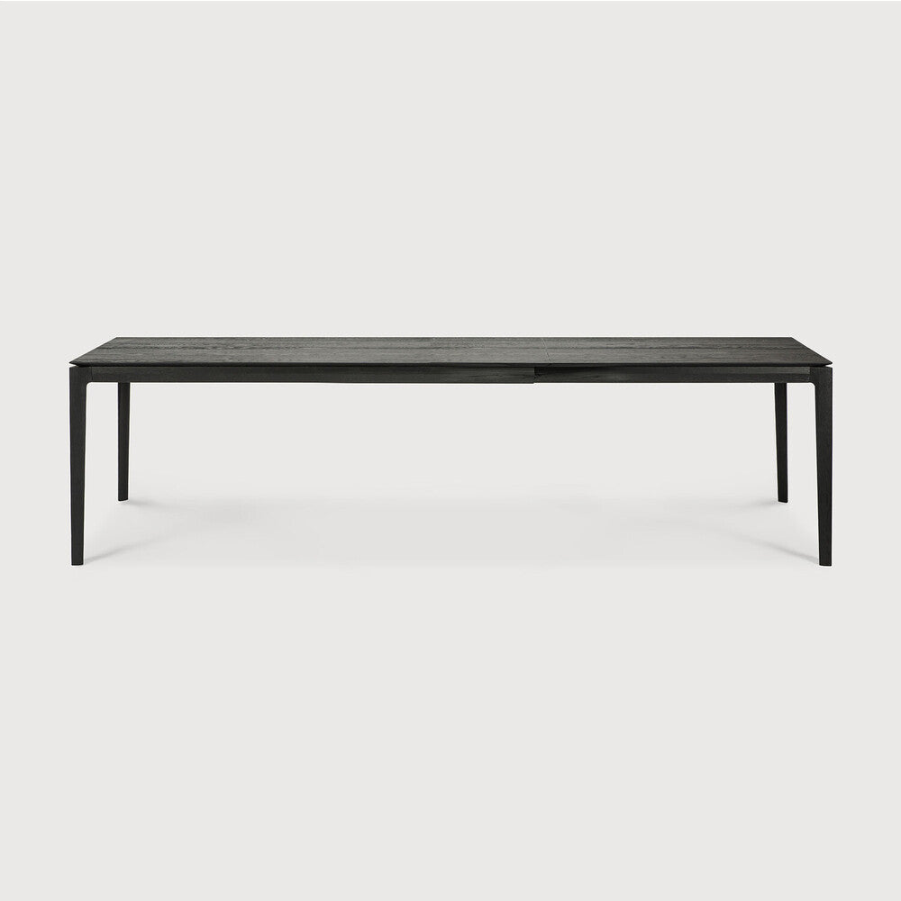 Table à manger extensible contemporaine en chêne massif avec plateau rectangulaire et piètement ajouré pour salle à manger