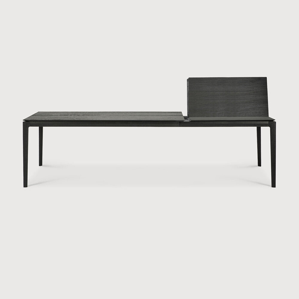 Table à manger extensible contemporaine en chêne massif avec plateau rectangulaire et piètement ajouré pour salle à manger