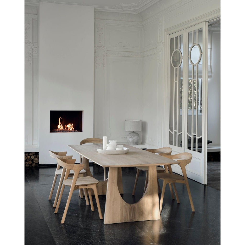 Table de salle à manger contemporaine en chêne massif avec plateau rectangulaire aux bords adoucis