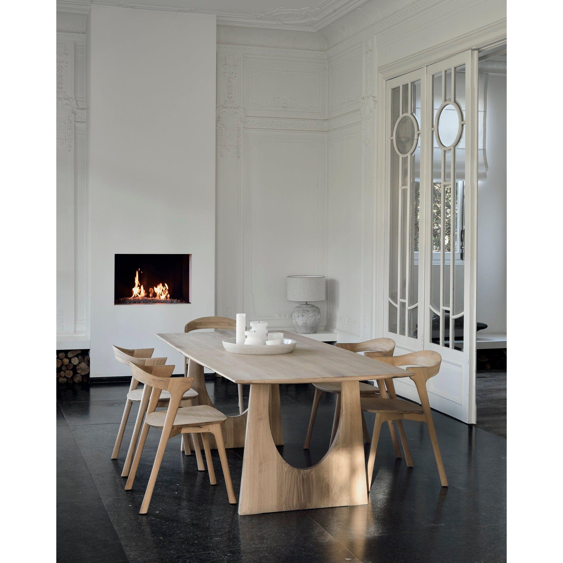 Table de salle à manger contemporaine en chêne massif avec plateau rectangulaire aux bords adoucis