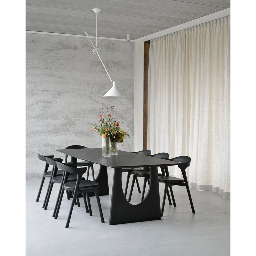 Table de salle à manger contemporaine en chêne massif avec plateau rectangulaire aux bords adoucis