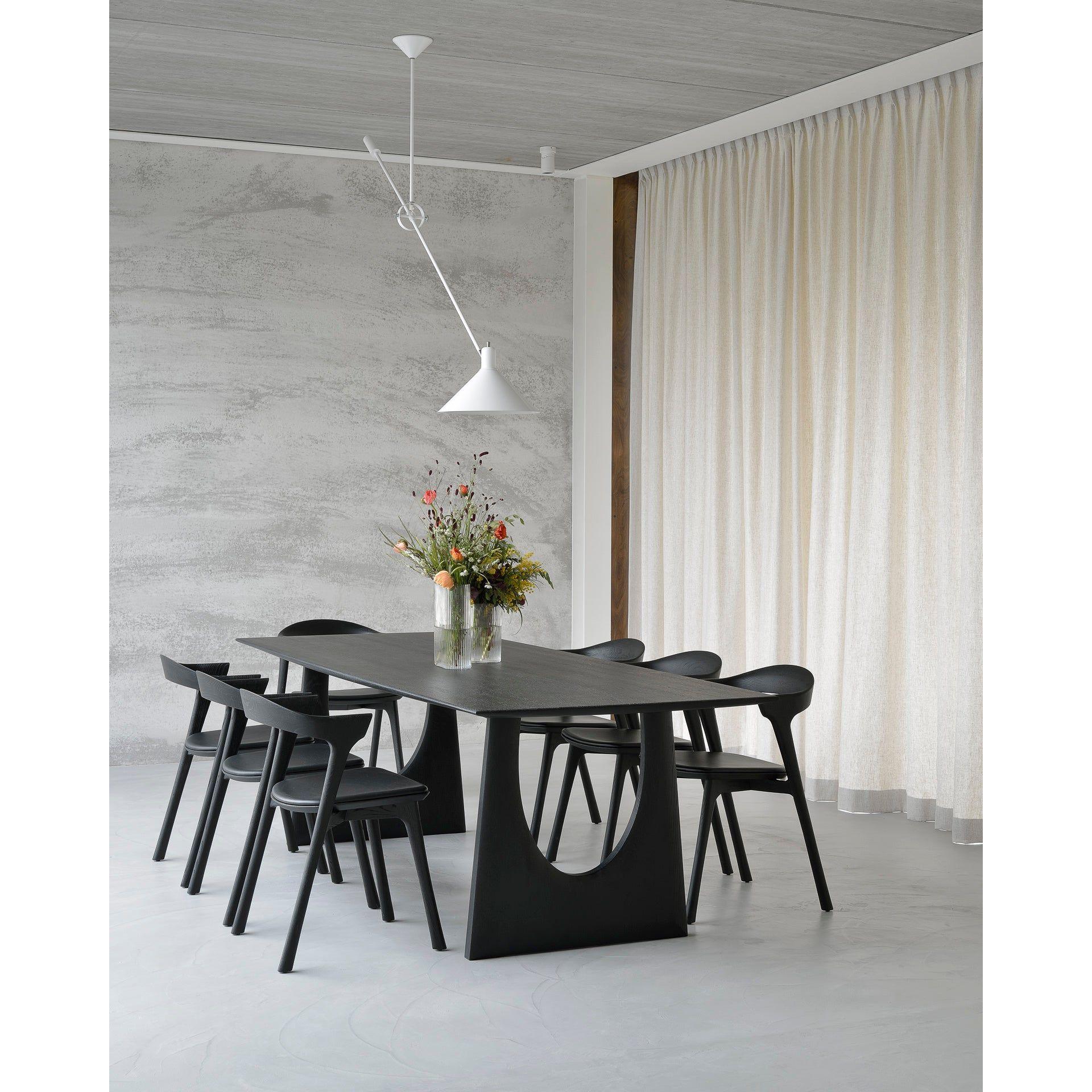 Table de salle à manger contemporaine en chêne massif avec plateau rectangulaire aux bords adoucis