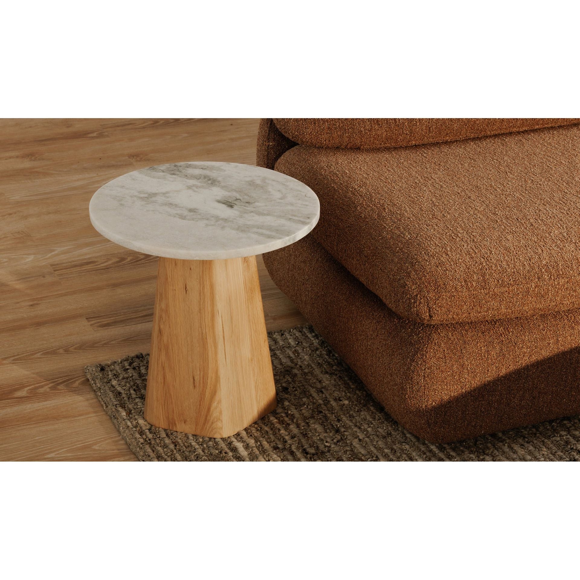Table d'appoint contemporaine en marbre et chêne avec base pentagonale organique pour le salon