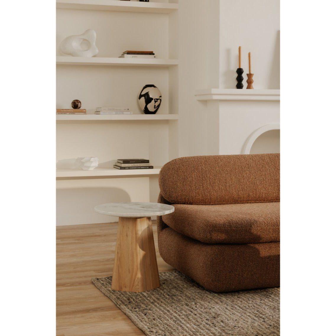 Table d'appoint contemporaine en marbre et chêne avec base pentagonale organique pour le salon