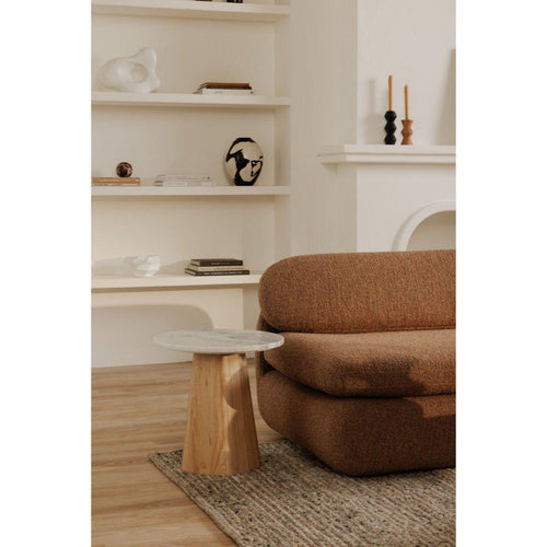 Table d'appoint contemporaine en marbre et chêne avec base pentagonale organique pour le salon