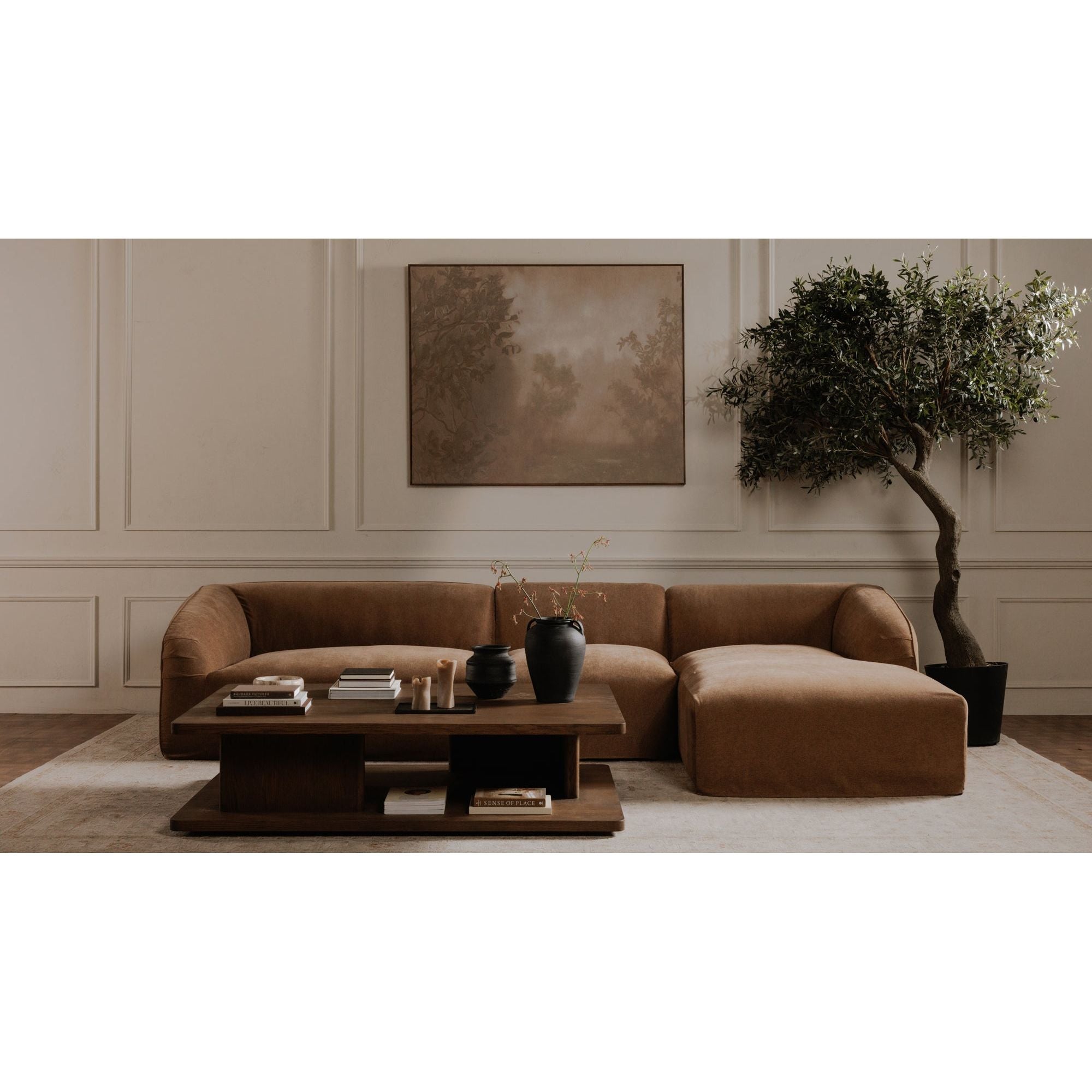 Table basse moderne en chêne massif avec plateau rond à rainure en V et piètement entretoisé en croisillon pour salon