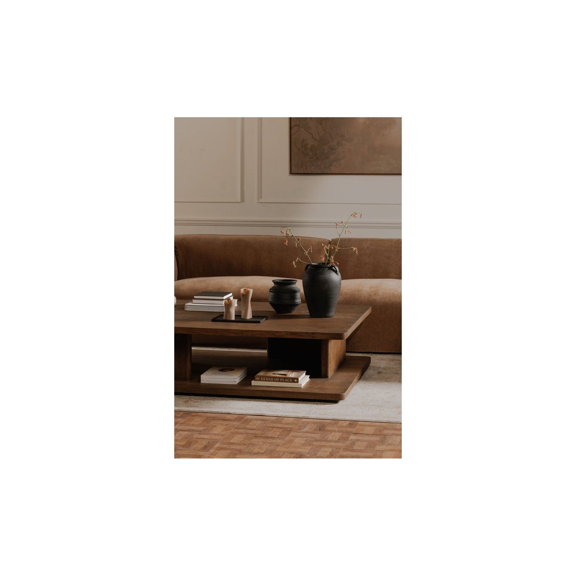 Table basse moderne en chêne massif avec plateau rond à rainure en V et piètement entretoisé en croisillon pour salon