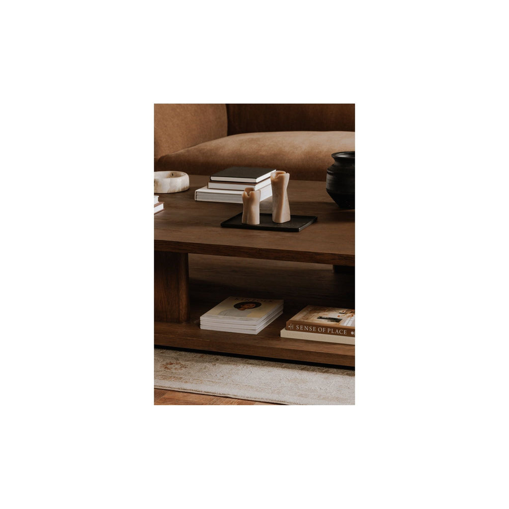 Table basse moderne en chêne massif avec plateau rond à rainure en V et piètement entretoisé en croisillon pour salon