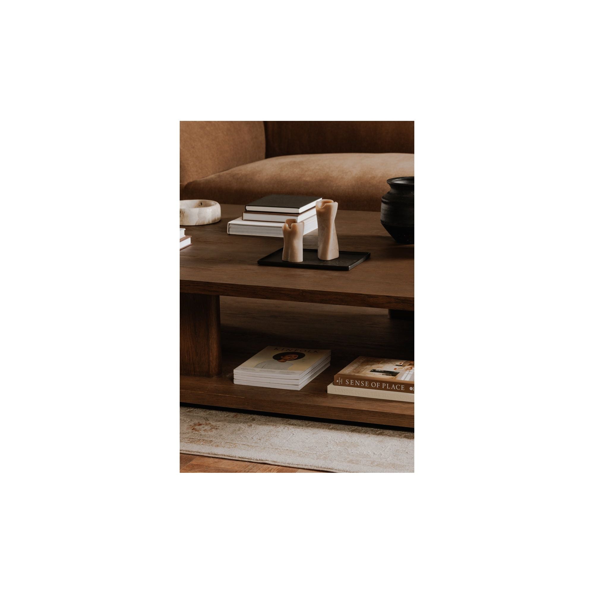 Table basse moderne en chêne massif avec plateau rond à rainure en V et piètement entretoisé en croisillon pour salon