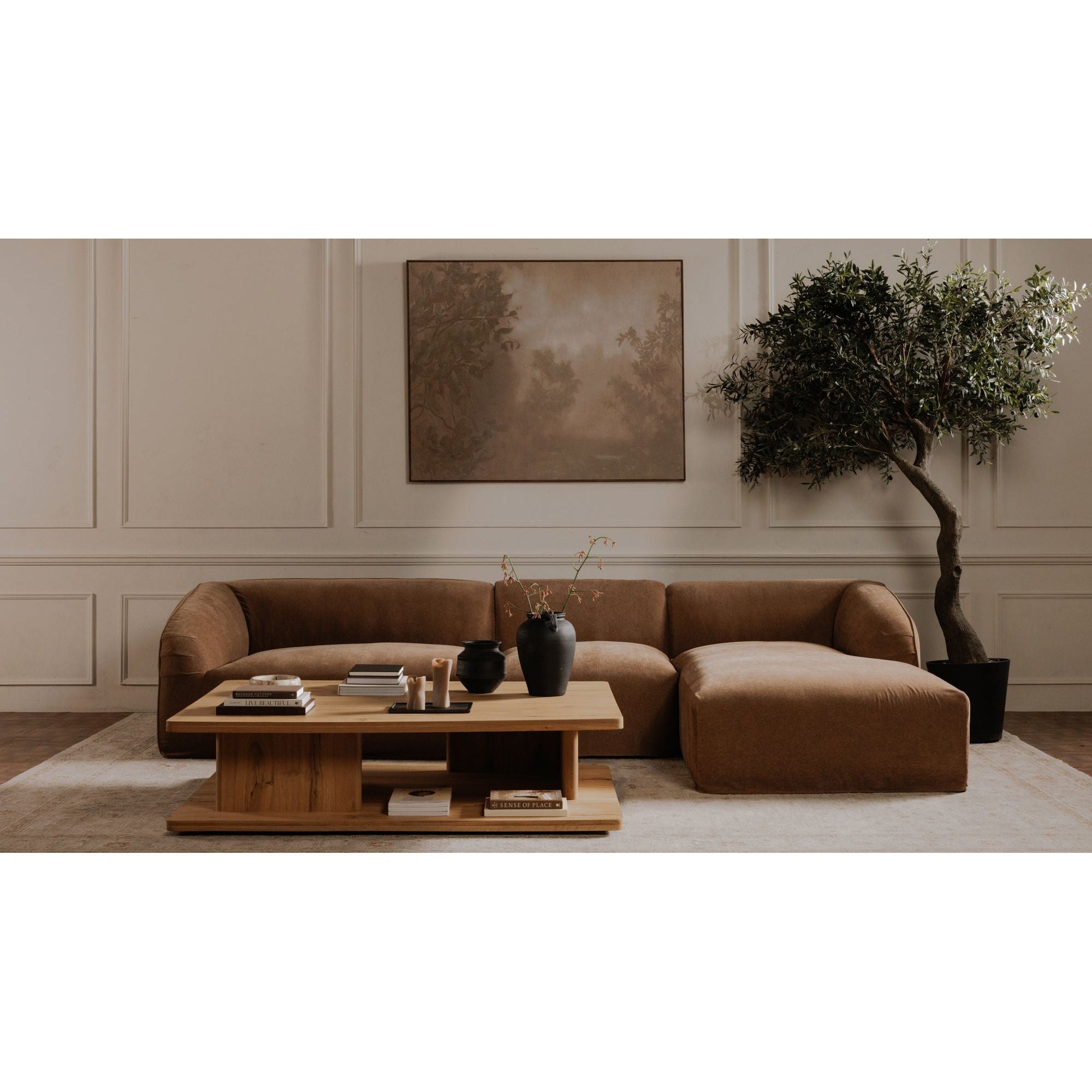 Table basse moderne en chêne massif avec plateau rond à rainure en V et piètement entretoisé en croisillon pour salon