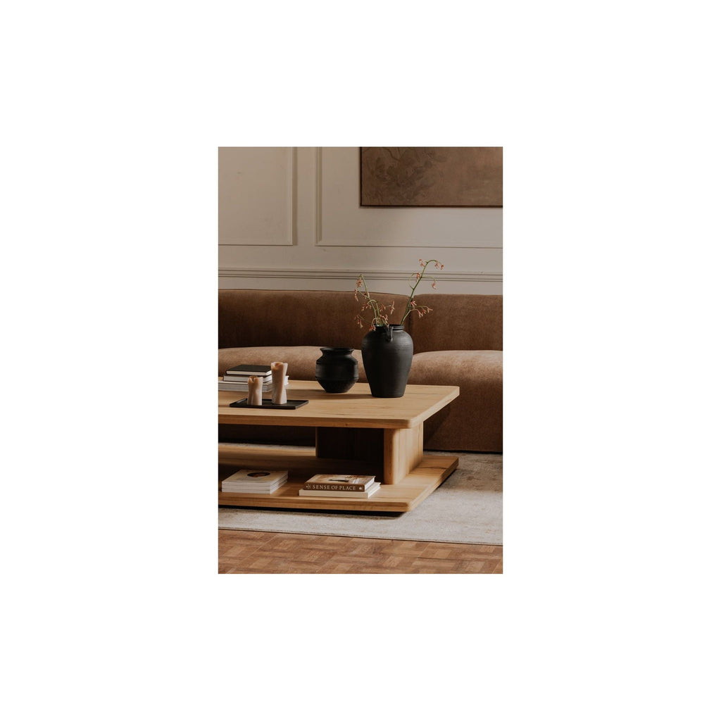 Table basse moderne en chêne massif avec plateau rond à rainure en V et piètement entretoisé en croisillon pour salon