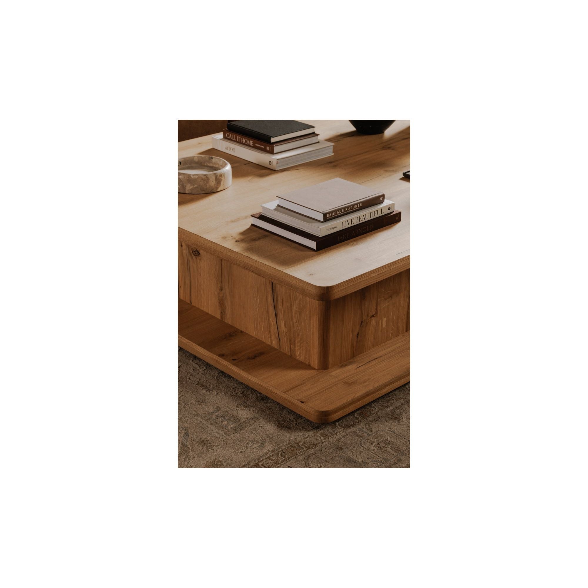 Table basse moderne en chêne massif avec plateau rond à rainure en V et piètement entretoisé en croisillon pour salon