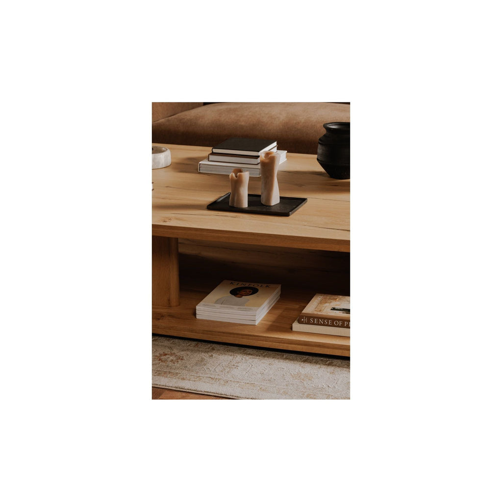 Table basse moderne en chêne massif avec plateau rond à rainure en V et piètement entretoisé en croisillon pour salon