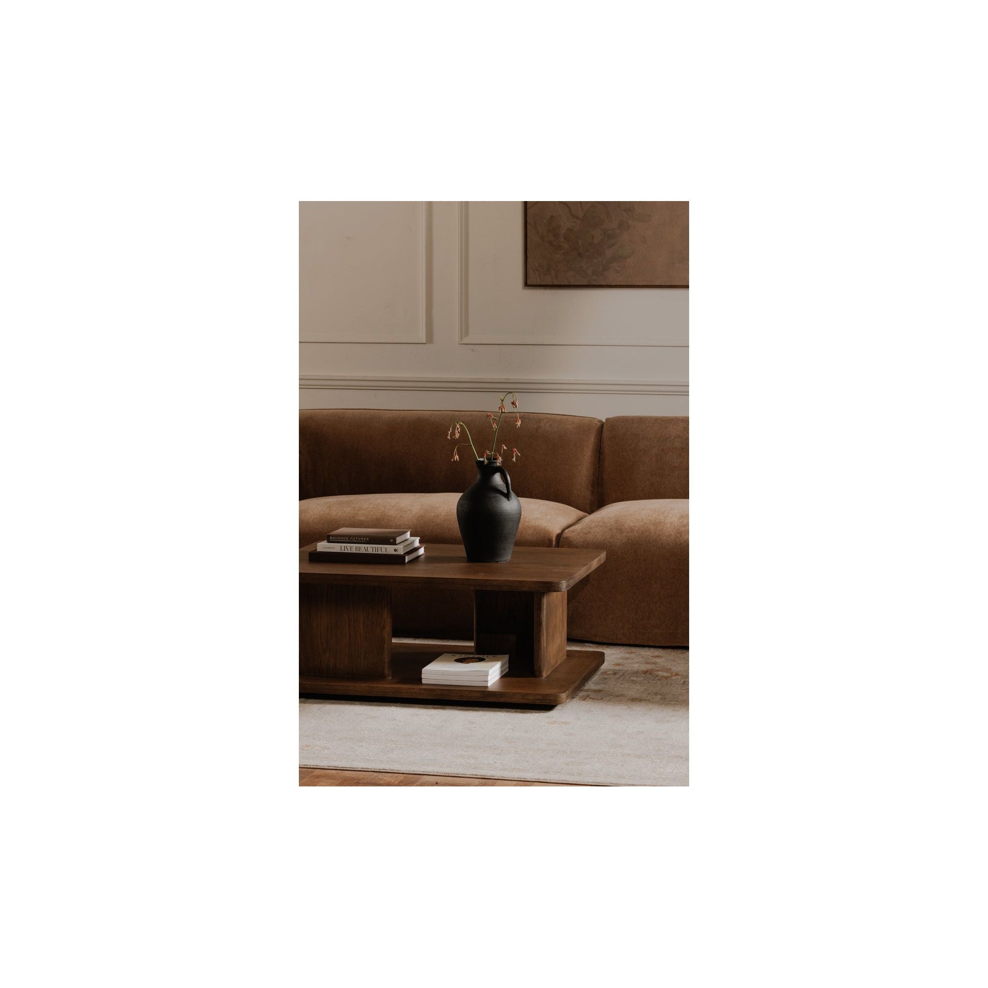 Table basse moderne en chêne massif avec plateau rond à rainure en V et piètement entretoisé en croisillon pour salon