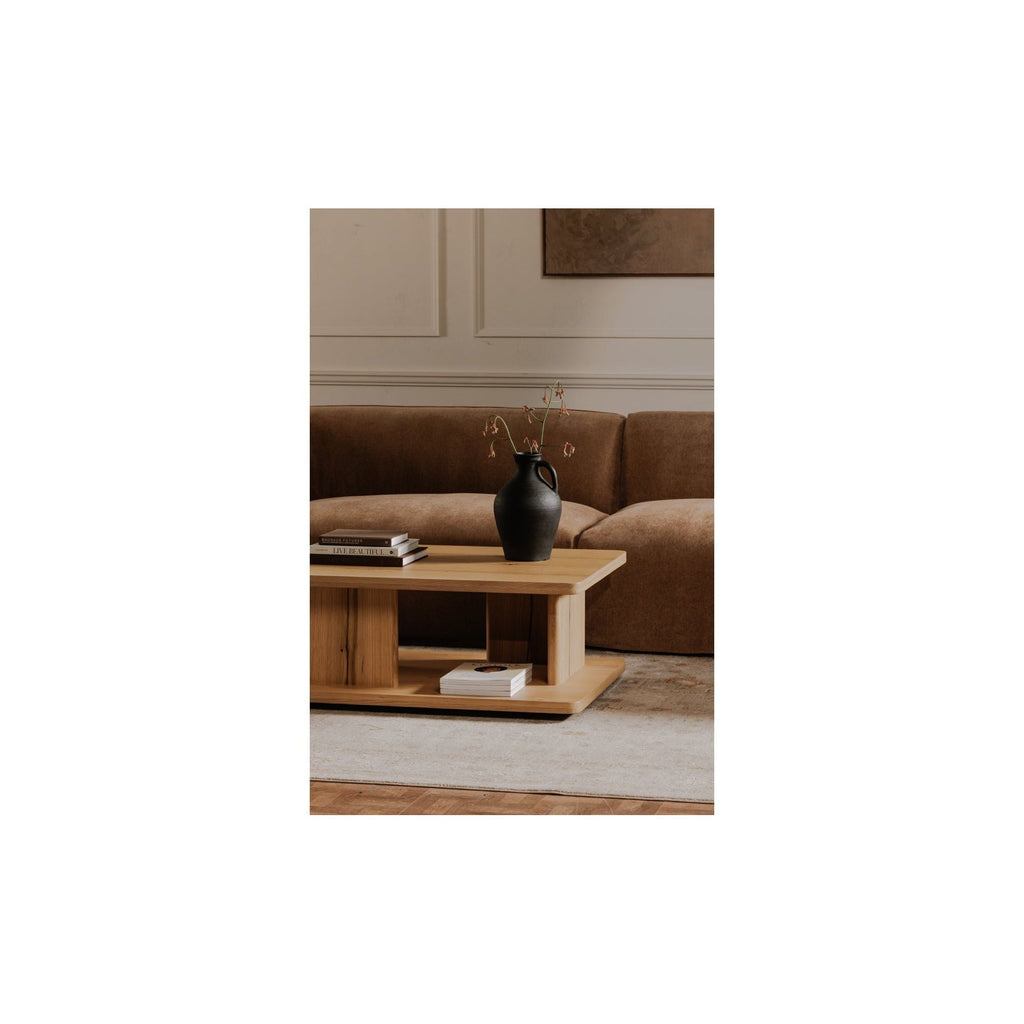 Table basse moderne en chêne massif avec plateau rond à rainure en V et piètement entretoisé en croisillon pour salon